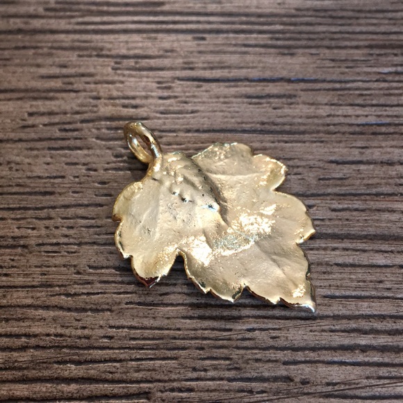 Gold Plated Leaf Pendant Maple Leaf? - Picture 1 of 8
